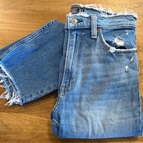 Abercrombie & Fitch Ultra High Rise Mom Jeans - Picture 4 of 4
